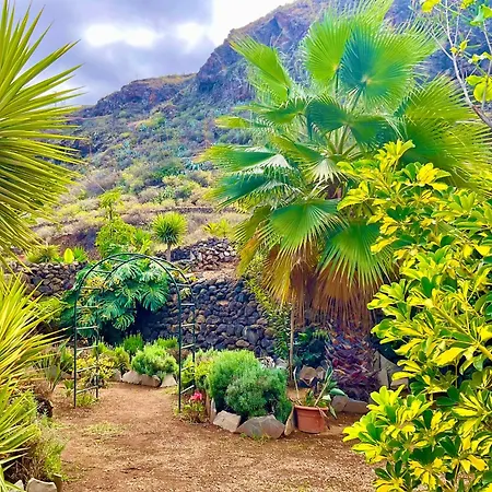 Vakantiehuis Casa Musa - 2 Independent With Shared Pool & Garden *